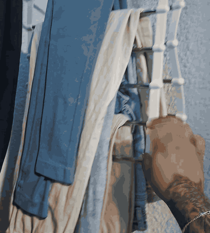CuelgaMás sacas un pantalón sin descolgar los demás