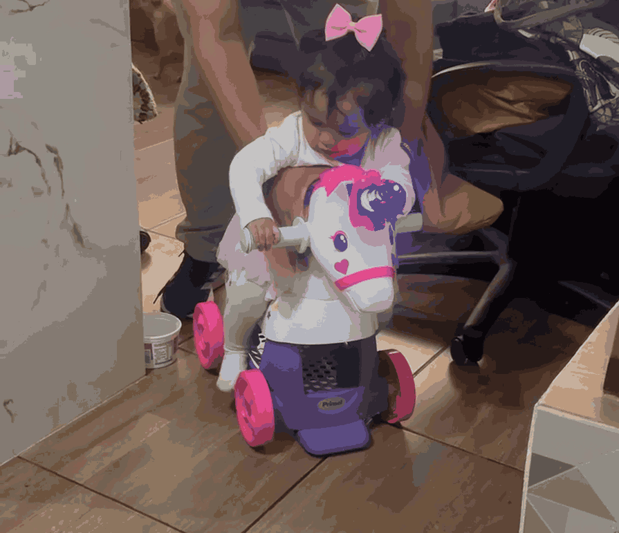 Roller Unicornio: el cuerno se prende mientras la bebé pasea