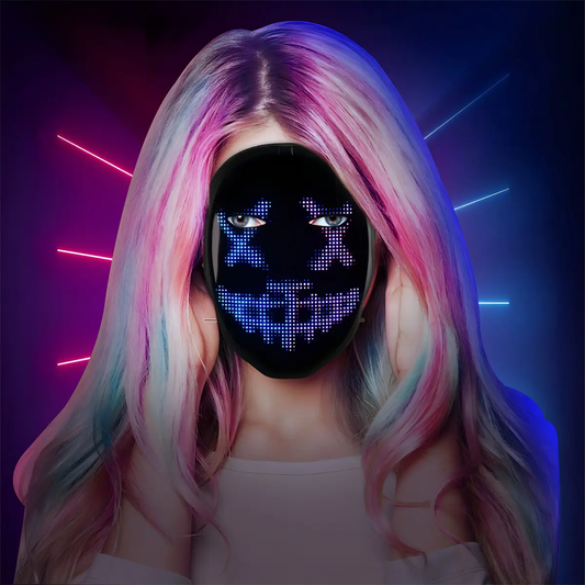 CyberMask puesta, con la cara azul encendida